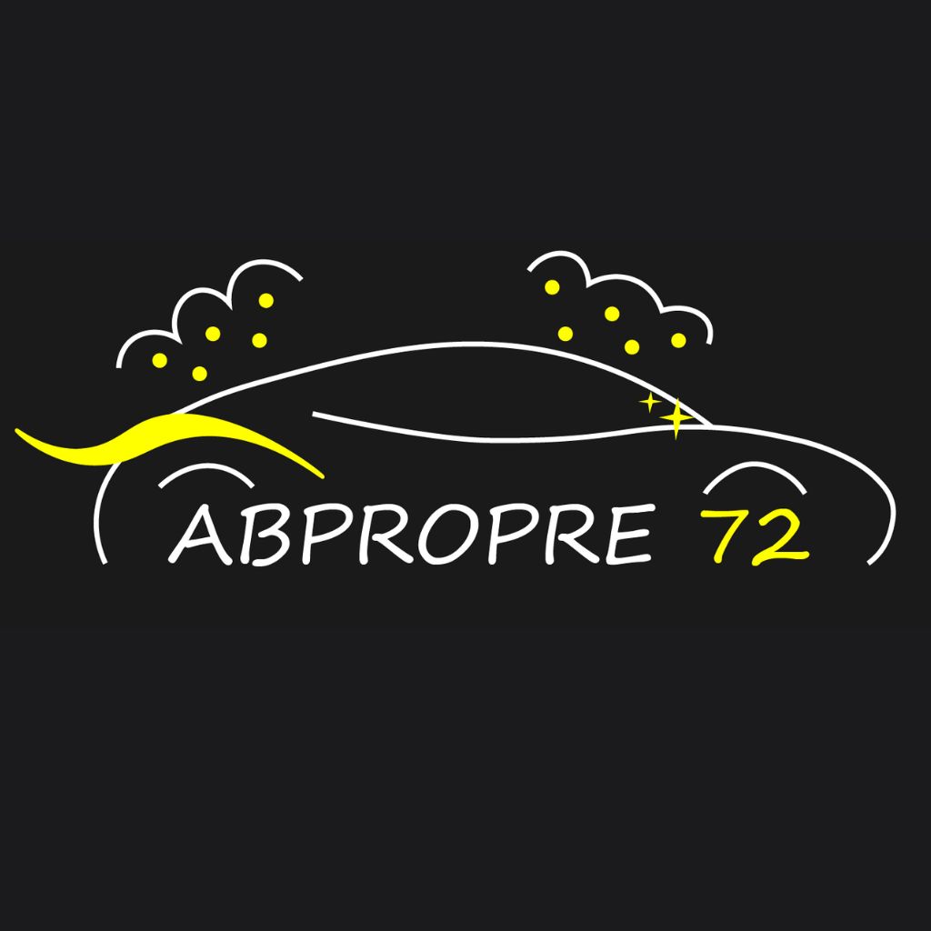 Logo de AB Propre 72 créé par l'agence un grain de folie. Ab propre 72 et une société de nettoyage de véhicules basée dans la Sarthe (72), l'image c'est un fond noir, illustration de voiture au trait blanc et quelques touches jaunes.