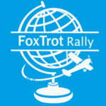 Logo Foxtrot Rally avec globe blanc horizontal ouvert et avion laissant une traînée sur fond bleu.
